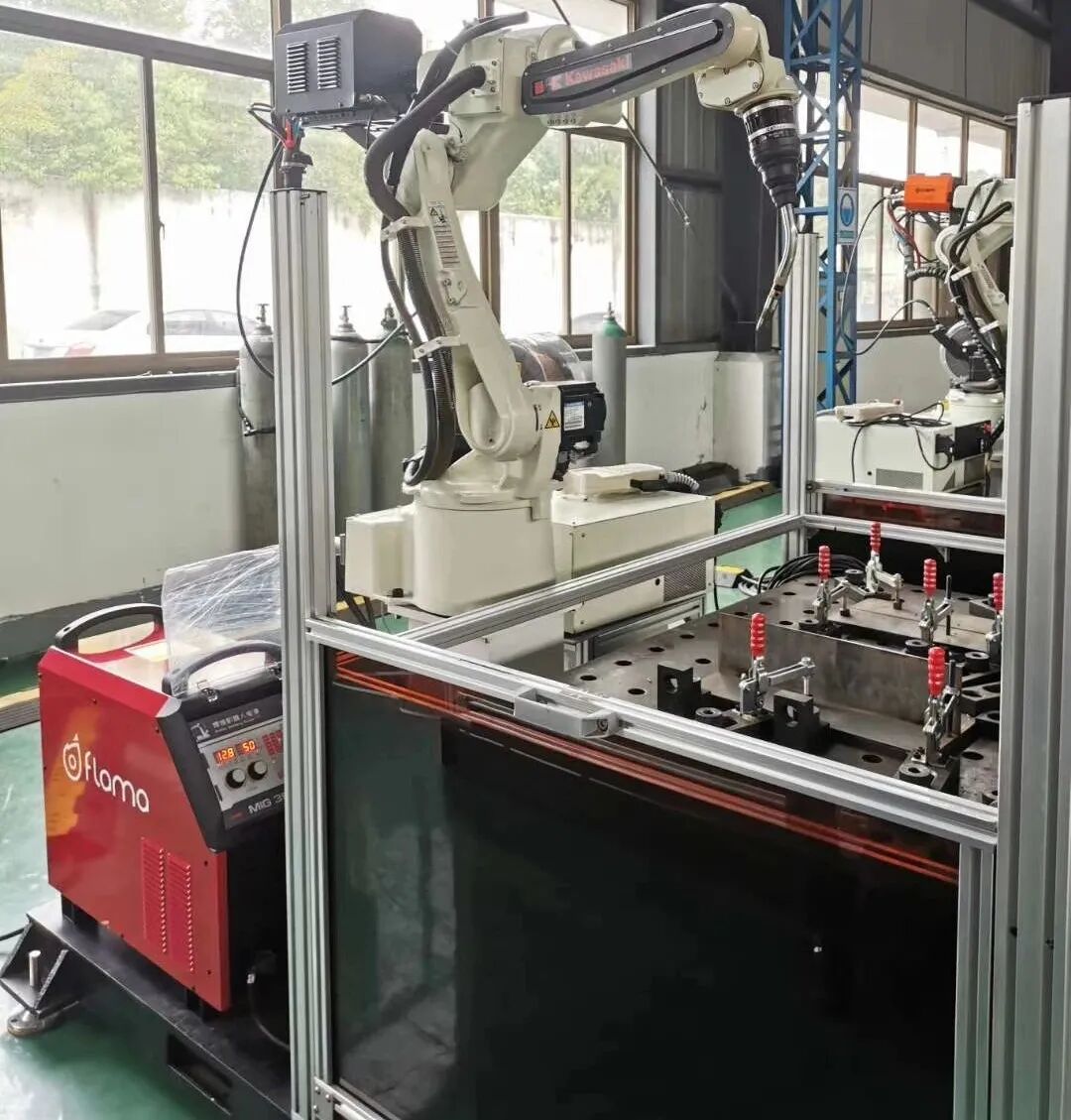 Collaborative Robots vs Traditional Industrial Welding Robots
