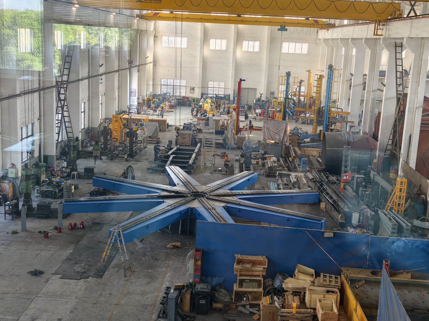 HT450 450 t floor turntable in a heavy fabrication workshop with 8-arm rotary table